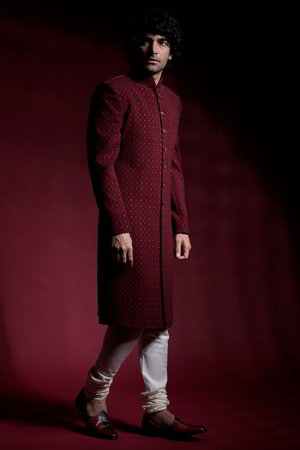 Красный индийский свадебный мужской костюм / шервани, украшенный вышивкой