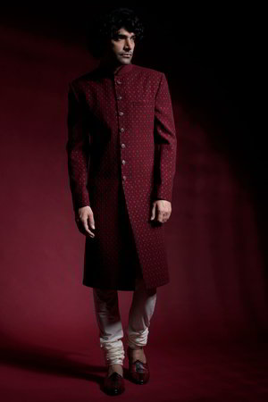 Красный индийский свадебный мужской костюм / шервани, украшенный вышивкой