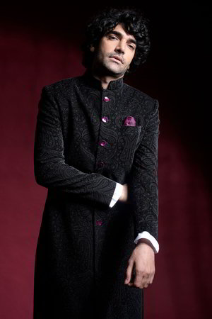 Чёрный замшевый и шёлковый индийский свадебный мужской костюм / шервани, украшенный вышивкой