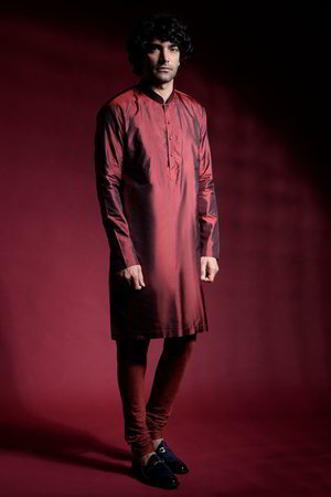 Чёрный индийский свадебный мужской костюм / шервани из замши и шёлка, украшенный вышивкой