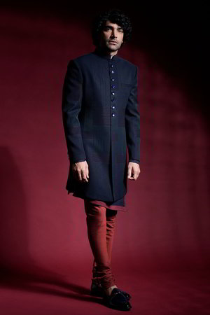 Тёмно-синий шёлковый индийский свадебный мужской костюм / шервани, украшенный вышивкой