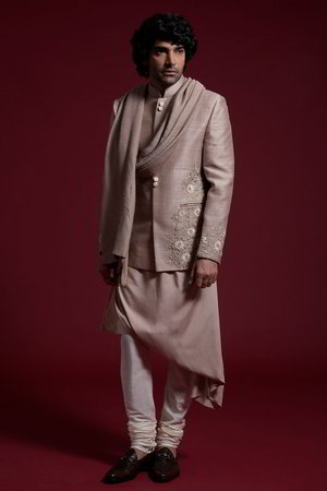 Розовый шёлковый и шёлковый индийский свадебный мужской костюм / шервани, украшенный вышивкой