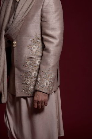 Розовый шёлковый и шёлковый индийский свадебный мужской костюм / шервани, украшенный вышивкой