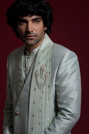 Синий шёлковый и шёлковый индийский свадебный мужской костюм / шервани, украшенный вышивкой