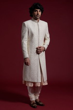 Цвета айвори хлопко-шёлковый индийский свадебный мужской костюм / шервани, украшенный вышивкой