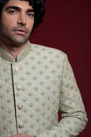 Зелёный хлопко-шёлковый и шёлковый индийский свадебный мужской костюм / шервани, украшенный вышивкой