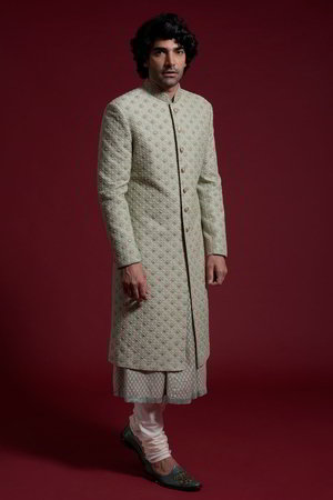 Зелёный хлопко-шёлковый и шёлковый индийский свадебный мужской костюм / шервани, украшенный вышивкой