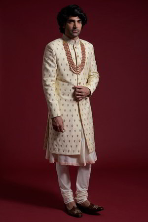Жёлтый и кремовый хлопко-шёлковый индийский свадебный мужской костюм / шервани, украшенный вышивкой