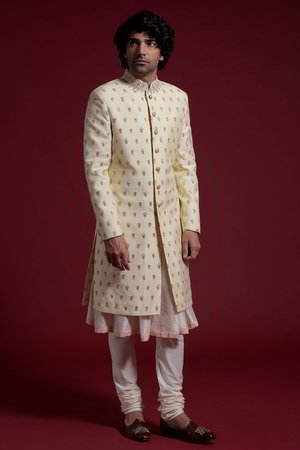Жёлтый и кремовый хлопко-шёлковый индийский свадебный мужской костюм / шервани, украшенный вышивкой