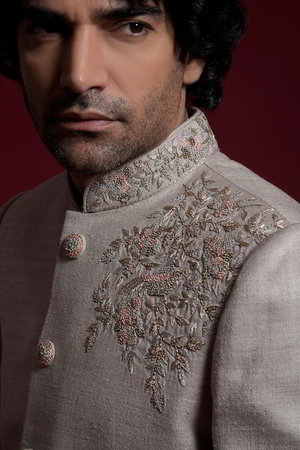 Серый индийский свадебный мужской костюм / шервани из шёлка-сырца, украшенный вышивкой