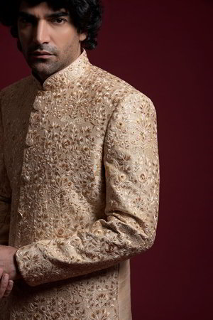 Золотой хлопко-шёлковый и шёлковый индийский свадебный мужской костюм / шервани, украшенный вышивкой
