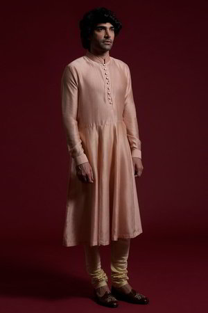 Золотой хлопко-шёлковый и шёлковый индийский свадебный мужской костюм / шервани, украшенный вышивкой