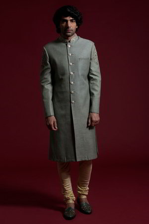 Зелёный и серый шёлковый индийский свадебный мужской костюм / шервани, украшенный вышивкой