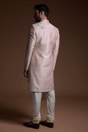 Розовый шёлковый индийский свадебный мужской костюм / шервани, украшенный вышивкой