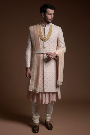 Персиковый хлопко-шёлковый и шёлковый индийский свадебный мужской костюм / шервани, украшенный вышивкой