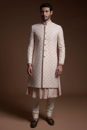 Персиковый хлопко-шёлковый и шёлковый индийский свадебный мужской костюм / шервани, украшенный вышивкой