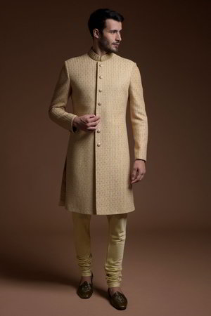 Золотой индийский свадебный мужской костюм / шервани из шёлка, украшенный вышивкой