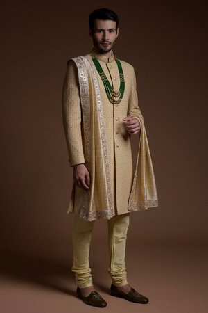 Золотой индийский свадебный мужской костюм / шервани из шёлка, украшенный вышивкой