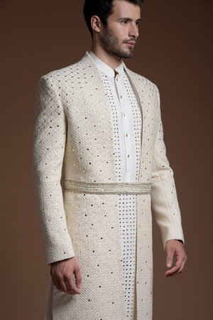Цвета айвори хлопко-шёлковый индийский свадебный мужской костюм / шервани, украшенный вышивкой