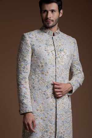 Серый хлопко-шёлковый и шёлковый индийский свадебный мужской костюм / шервани, украшенный вышивкой