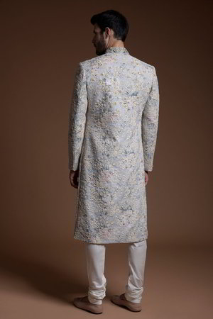 Серый хлопко-шёлковый и шёлковый индийский свадебный мужской костюм / шервани, украшенный вышивкой