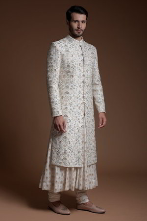 Цвета айвори шёлковый и шёлковый индийский свадебный мужской костюм / шервани, украшенный вышивкой