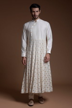 Цвета айвори шёлковый и шёлковый индийский свадебный мужской костюм / шервани, украшенный вышивкой