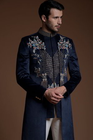 Синий индийский свадебный мужской костюм / шервани из замши, украшенный вышивкой