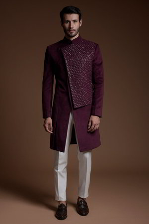 Сливовый индийский свадебный мужской костюм / шервани из замши, украшенный вышивкой