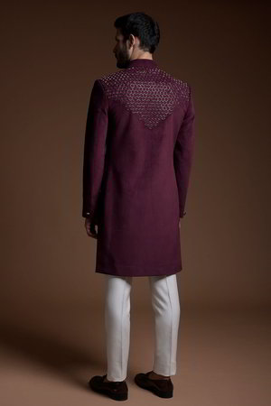 Сливовый индийский свадебный мужской костюм / шервани из замши, украшенный вышивкой