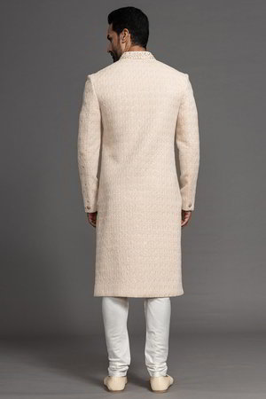 Персиковый индийский свадебный мужской костюм / шервани из креп-жоржета и шёлка, украшенный вышивкой