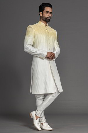 Жёлтый и белый индийский свадебный мужской костюм / шервани из шёлка-сырца, украшенный вышивкой