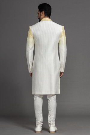 Жёлтый и белый индийский свадебный мужской костюм / шервани из шёлка-сырца, украшенный вышивкой