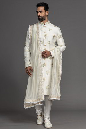 Белый индийский свадебный мужской костюм / шервани из шёлка-сырца, украшенный вышивкой