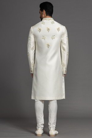 Белый индийский свадебный мужской костюм / шервани из шёлка-сырца, украшенный вышивкой
