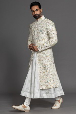 Белый индийский свадебный мужской костюм / шервани из шёлка-сырца и шёлка, украшенный вышивкой