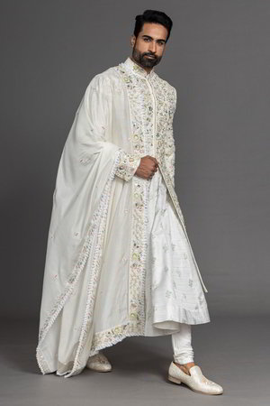 Белый индийский свадебный мужской костюм / шервани из шёлка-сырца и шёлка, украшенный вышивкой