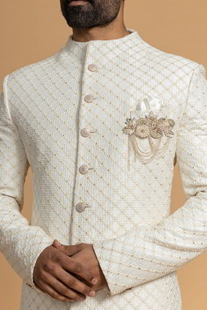 Белый индийский свадебный мужской костюм / шервани из креп-жоржета, украшенный вышивкой