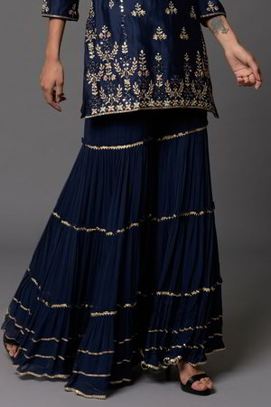 Тёмно-синее платье / костюм из натурального шёлка с рукавами три-четверти, украшенное вышивкой