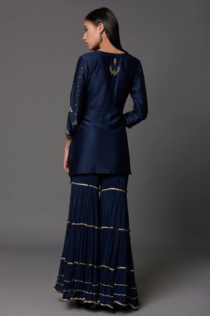 Тёмно-синее платье / костюм из натурального шёлка с рукавами три-четверти, украшенное вышивкой