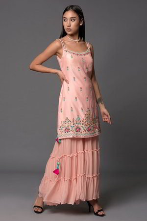 Персиковое платье / костюм из натурального шёлка без рукавов, украшенное вышивкой
