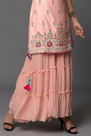 Персиковое платье / костюм из натурального шёлка без рукавов, украшенное вышивкой