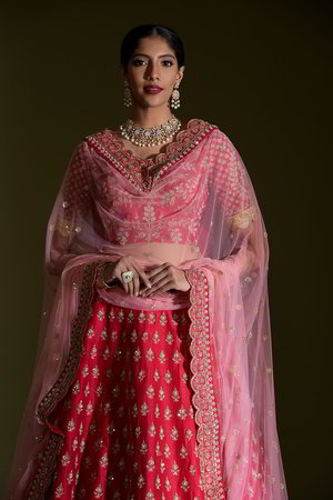 Розовый индийский женский свадебный костюм лехенга (ленга) чоли из натурального шёлка с рукавами ниже локтя, украшенный вышивкой