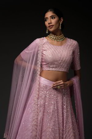 Розовый индийский женский свадебный костюм лехенга (ленга) чоли из органзы и шёлка с рукавами ниже локтя, украшенный вышивкой