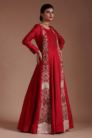 Красное платье / костюм из натурального шёлка, украшенное вышивкой