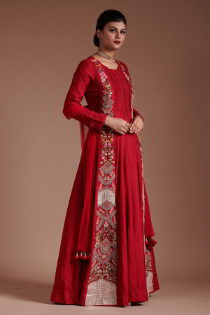 Красное платье / костюм из натурального шёлка, украшенное вышивкой