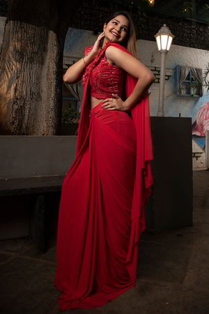 Красное индийское сари из лайкры, украшенное вышивкой