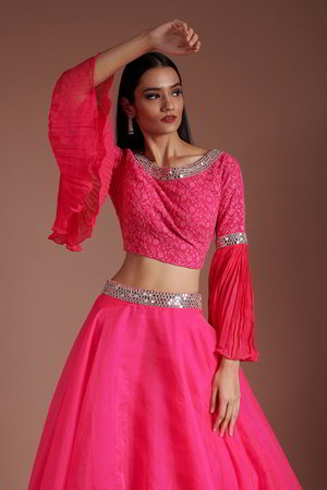Розовый индийский женский свадебный костюм лехенга (ленга) чоли из органзы с рукавами-клёш, украшенный вышивкой с пайетками