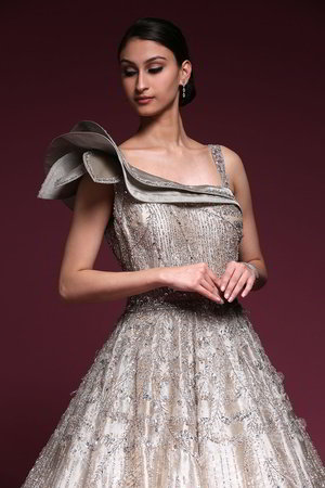 Золотое платье / костюм, украшенное вышивкой