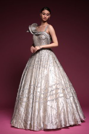 Золотое платье / костюм, украшенное вышивкой